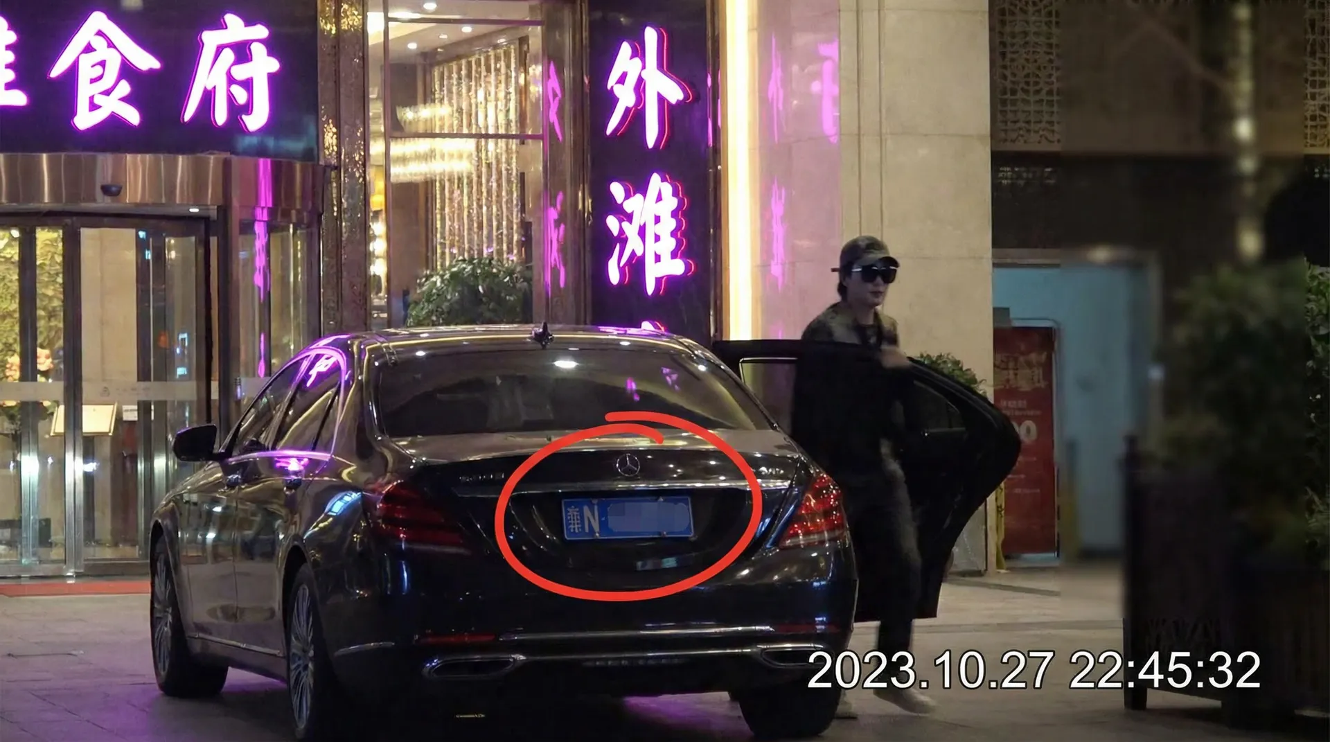 澳门威尼斯人官网 - 豪车餐厅外被拍